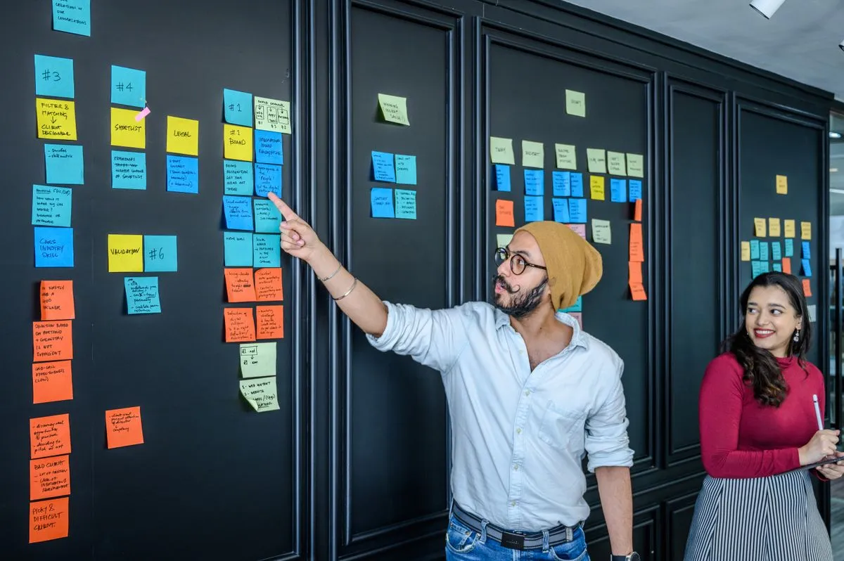 Roadmap tecnológico ejecutable con fases priorizadas sobre un tablero de planificación