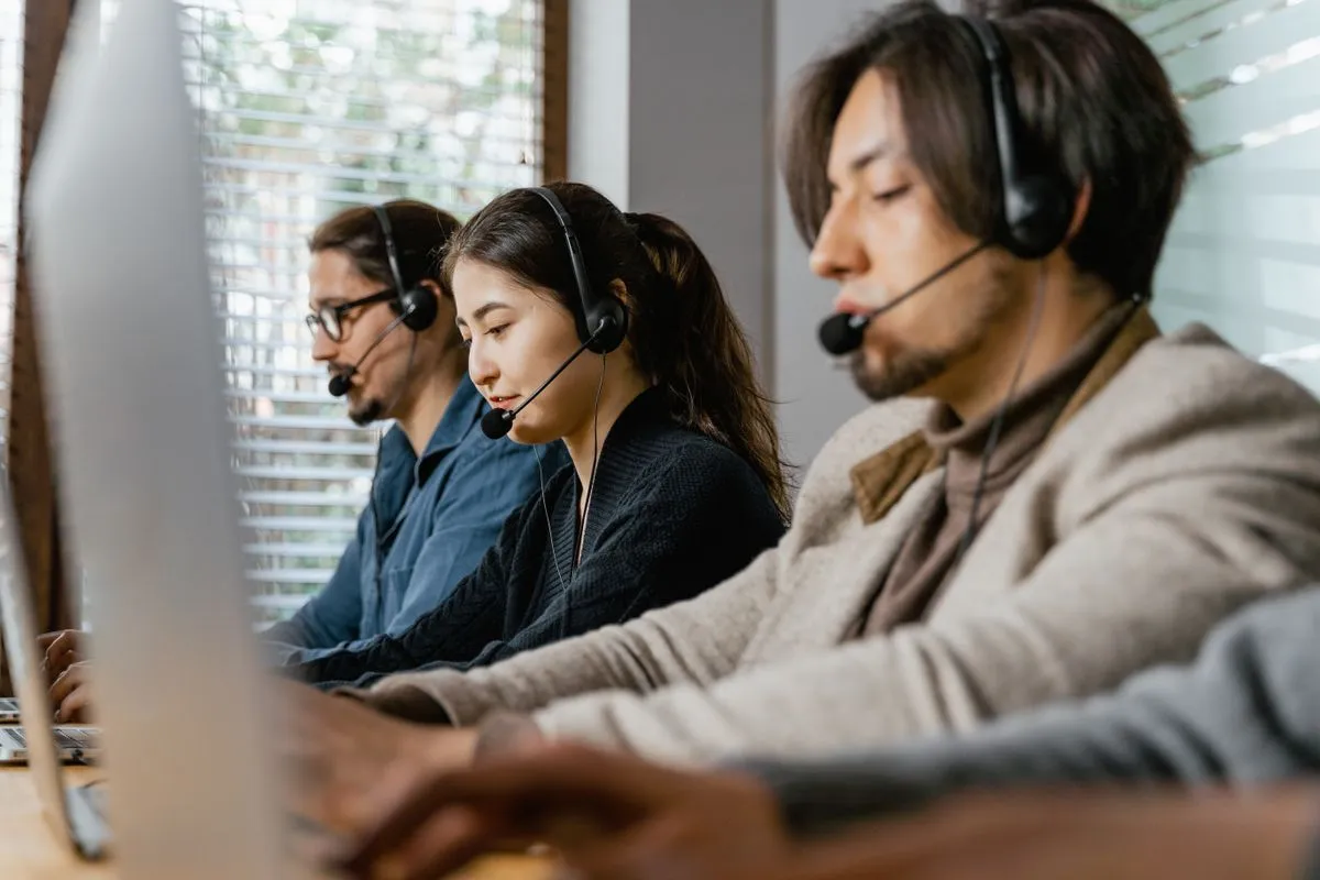 Equipo de atención al cliente consultando la ficha completa del cliente en un CRM a medida