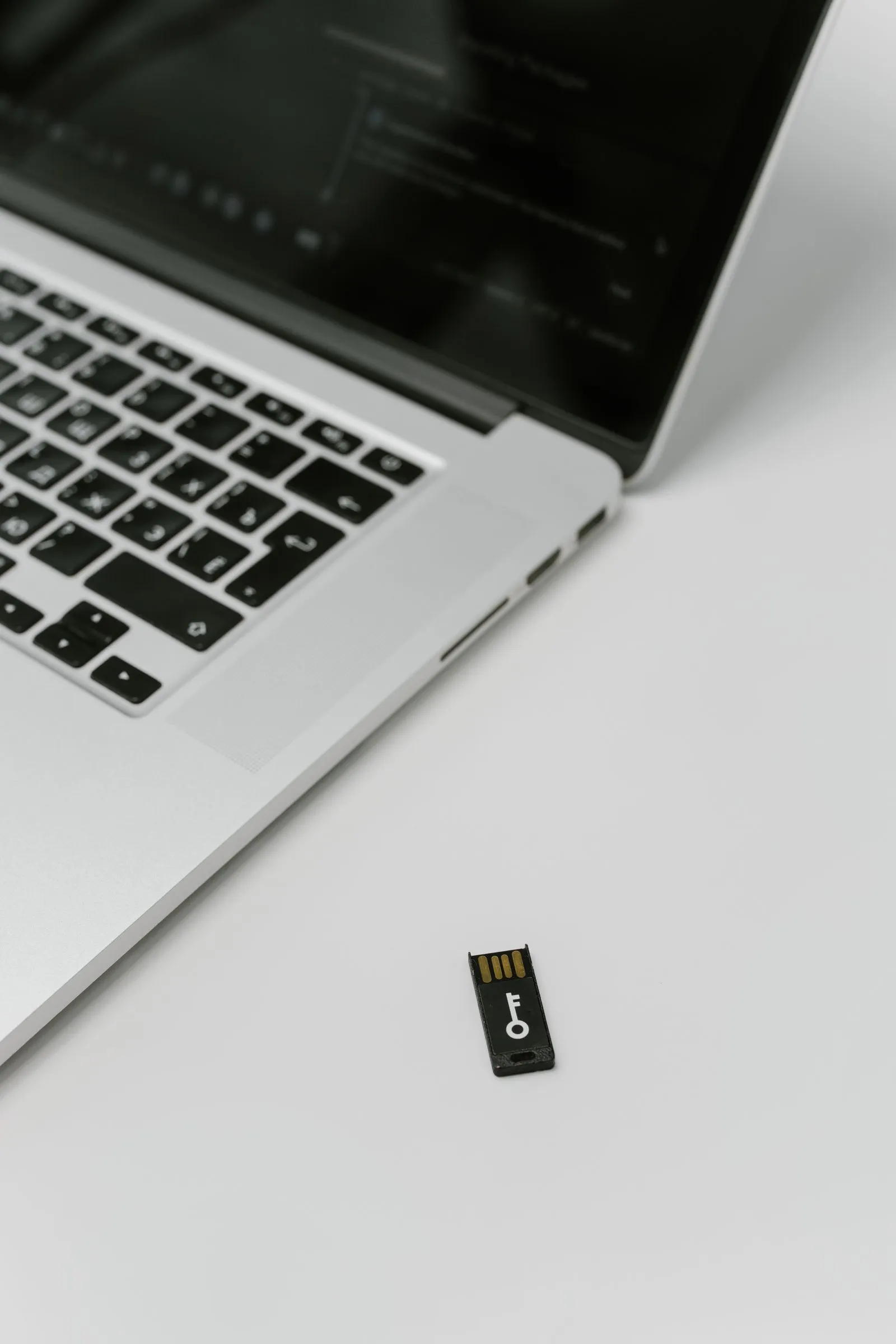 Ciberseguridad empresarial: autenticación fuerte con llave de seguridad para proteger identidad, datos e infraestructura