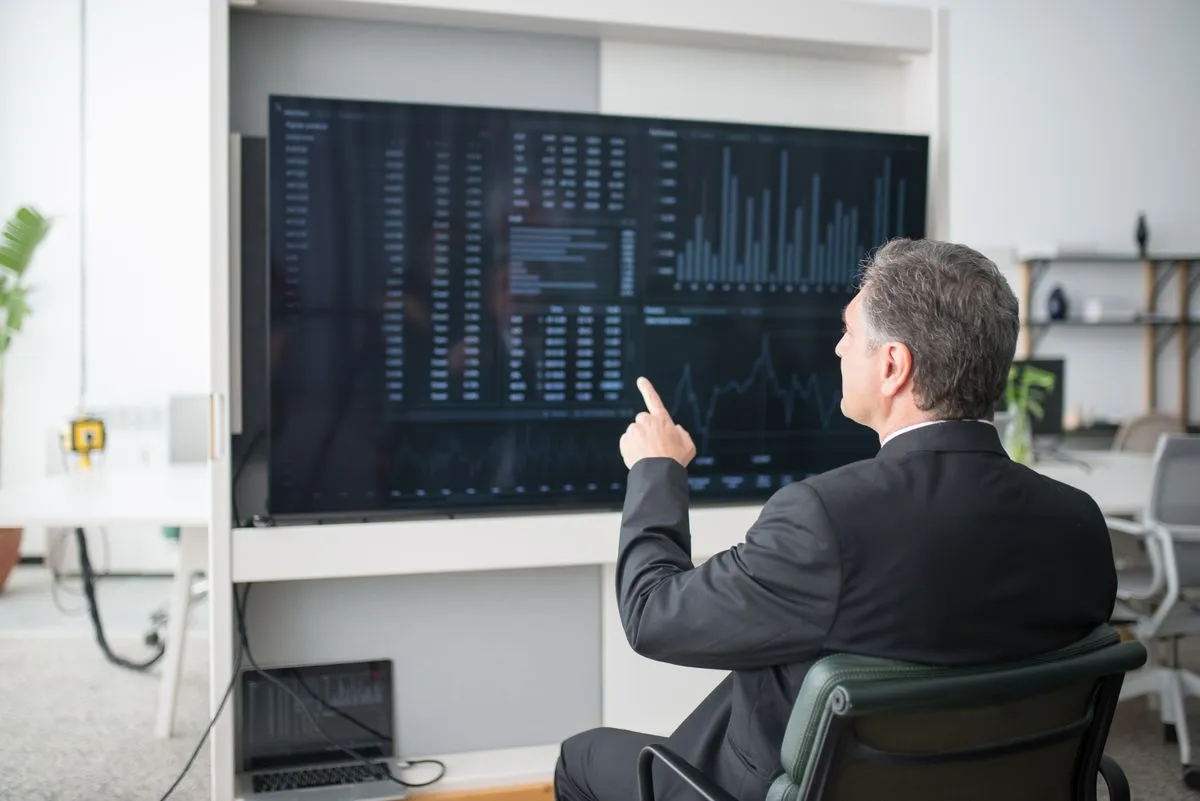 Equipo directivo tomando decisiones con un cuadro de mando en tiempo real