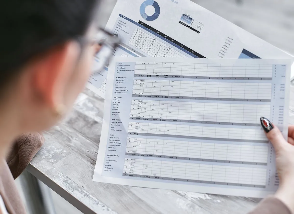 Datos fragmentados en múltiples hojas de cálculo: cada departamento con una cifra distinta